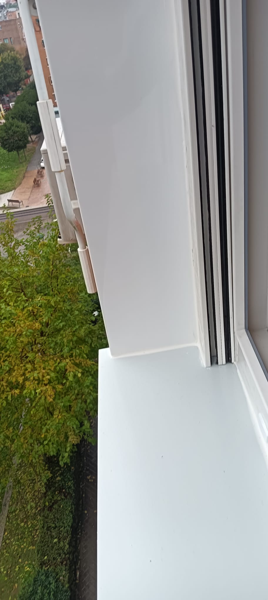 VENTANAS VIVIENDA CON EMBOCADURA DE CHAPA POR LA PARTE EXTERIOR